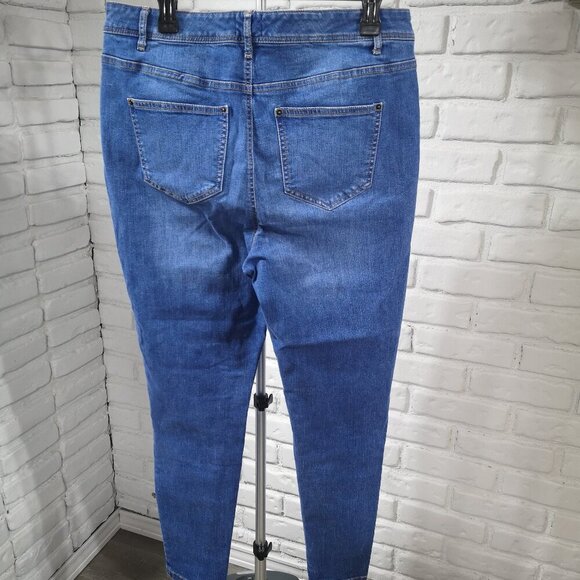 D/C Jeans Ladies Size 16 Straight Medium Wash Blue Jeans - Picture 2 of 13